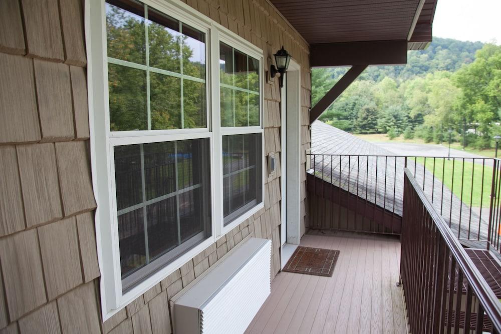 Blue Hill Lodge photo 70