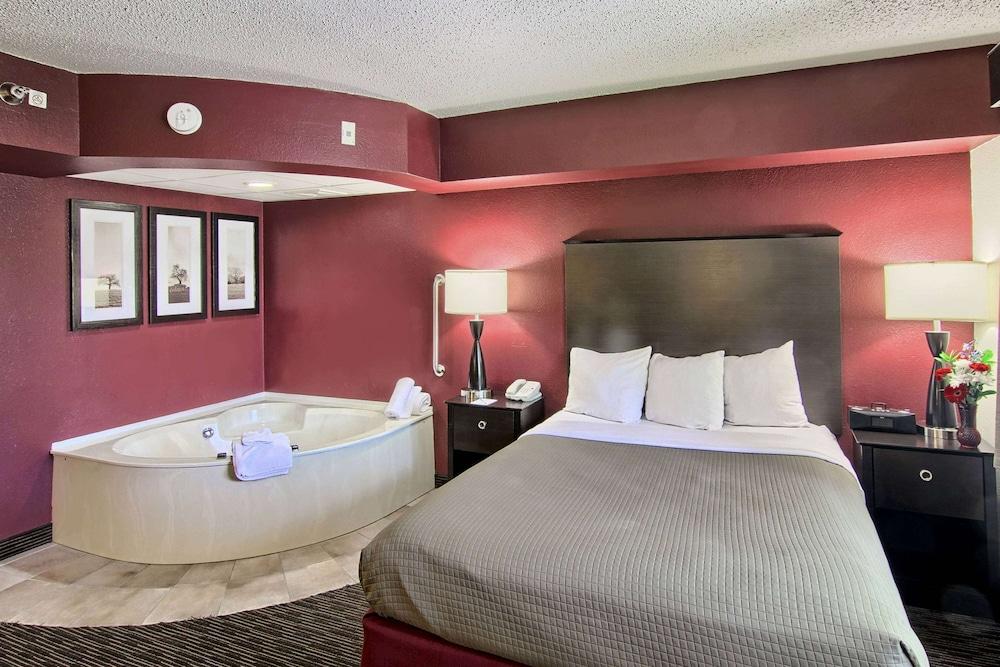 Blossom Hotel & Suites Traverse City photo 13