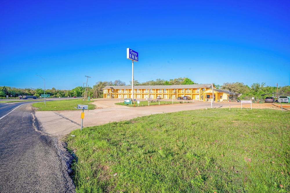 Regency Inn By OYO Rockdale TX photo 9