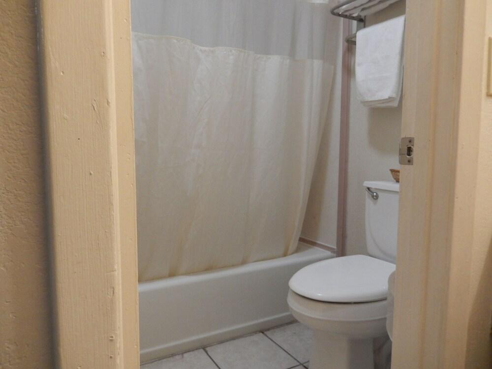 Pearsall Executive Inn photo 23