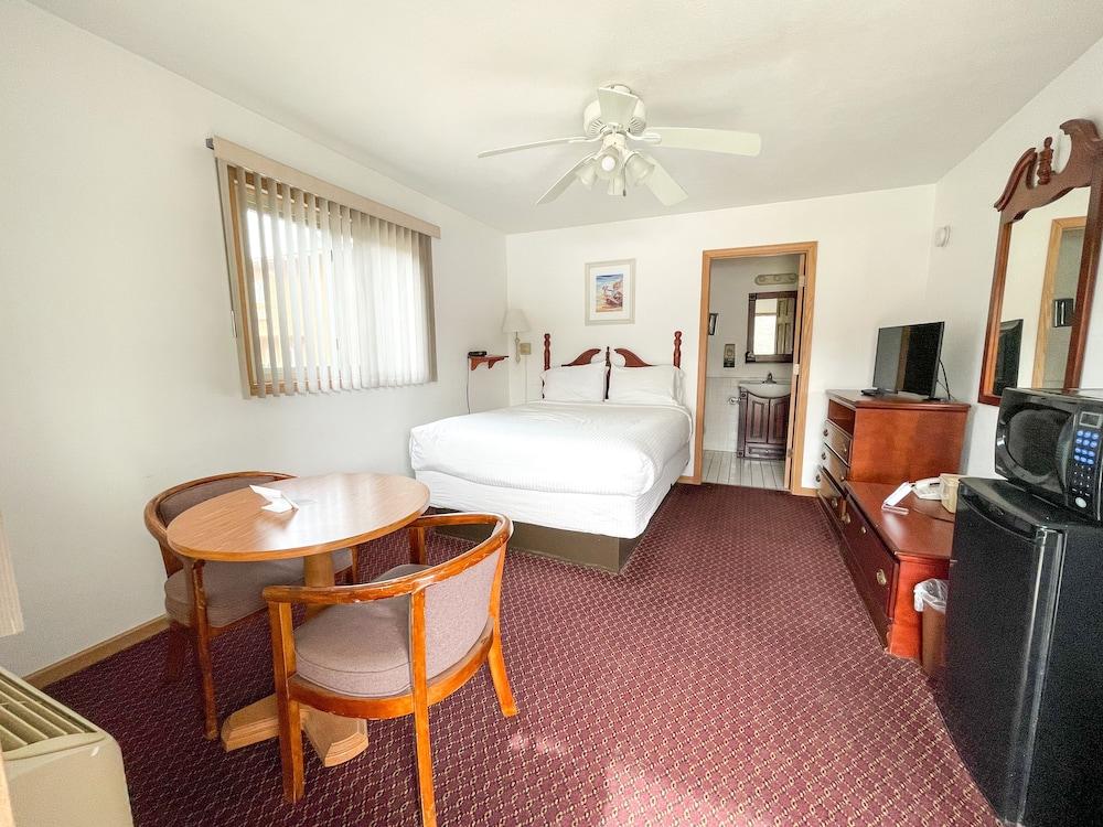 Lake Bluff Inn and Suites photo 30
