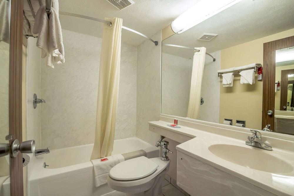 Econo Lodge Inn And Suites photo 19
