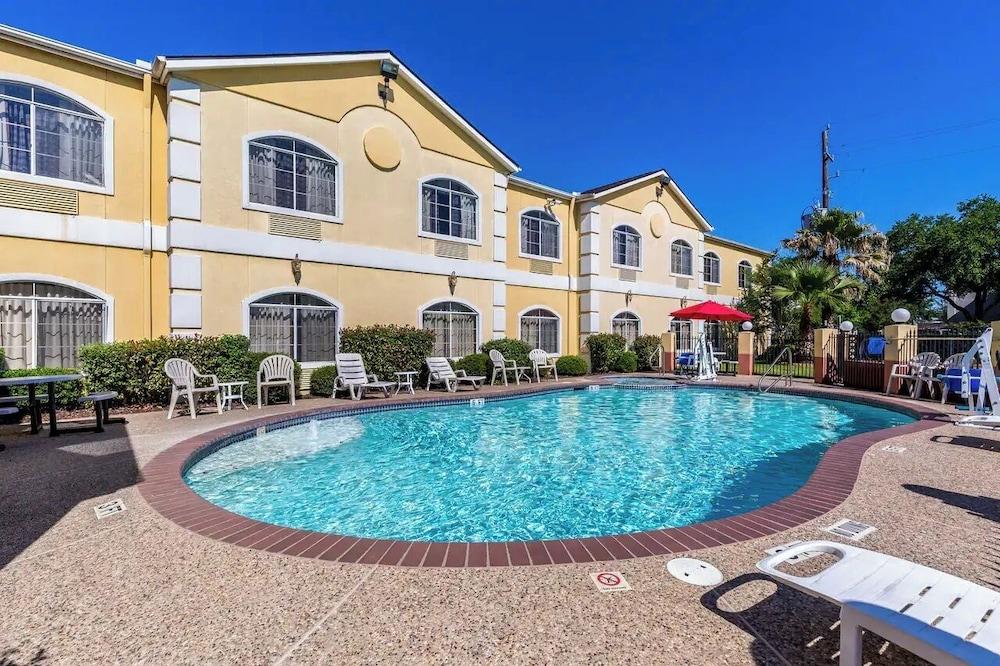 CasaBlanca Inn & Suites Houston photo 8