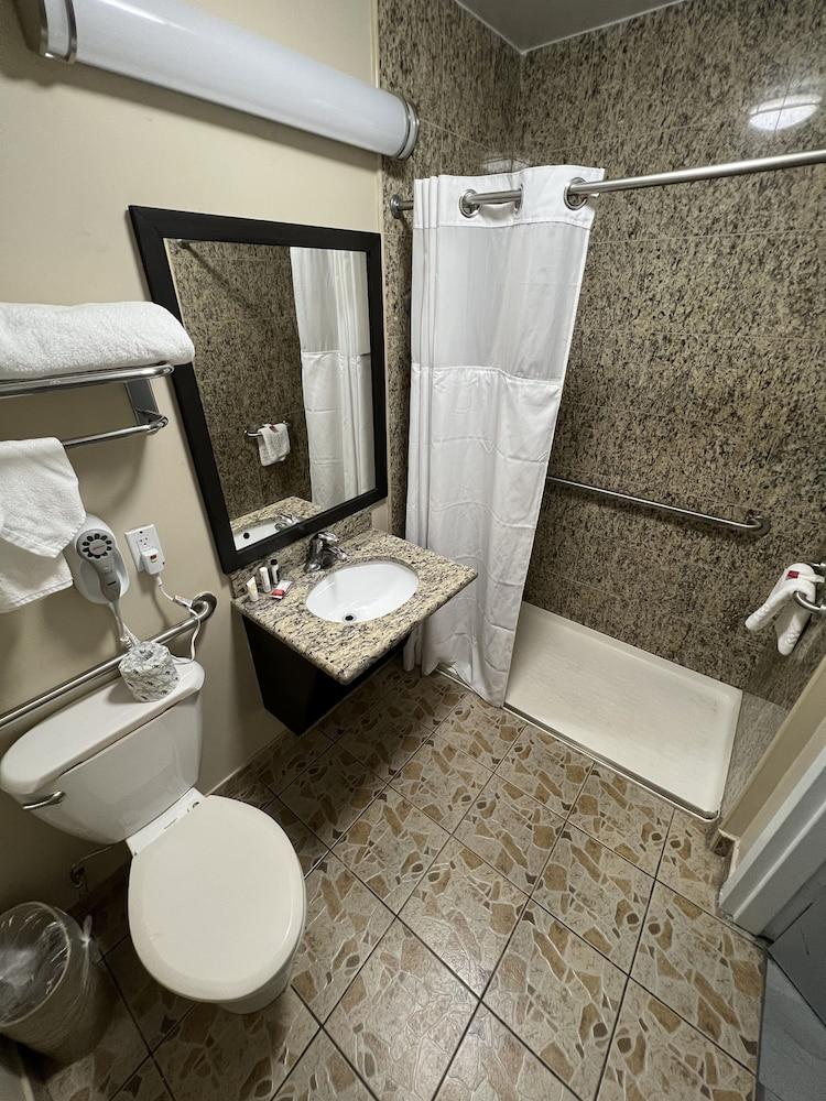 Travelodge by Wyndham Ozone Park photo 25