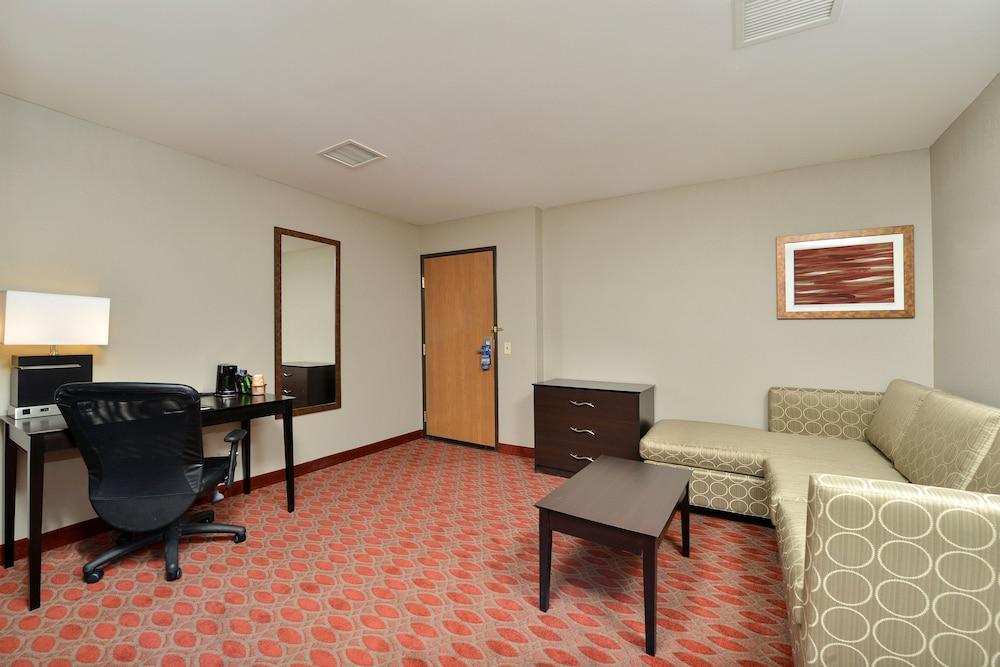 Baymont by Wyndham Brooklyn Center photo 26
