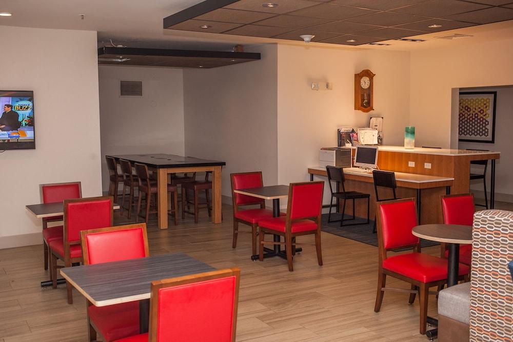 Holiday Inn Express Hotel & Suites by IHG photo 43