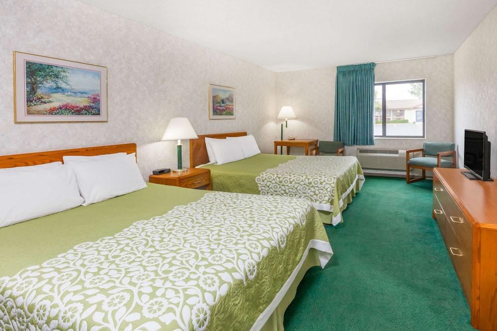 Days Inn by Wyndham Alpena photo 12