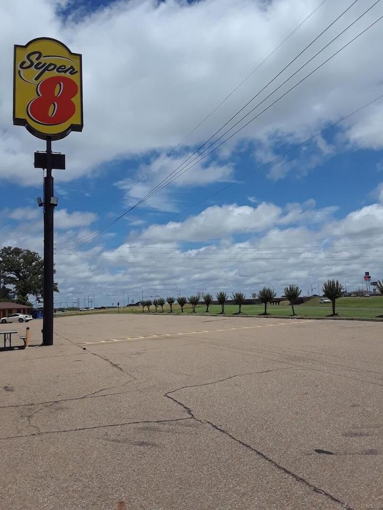 Super 8 by Wyndham Mt. Pleasant TX — hotel in Mount Pleasant