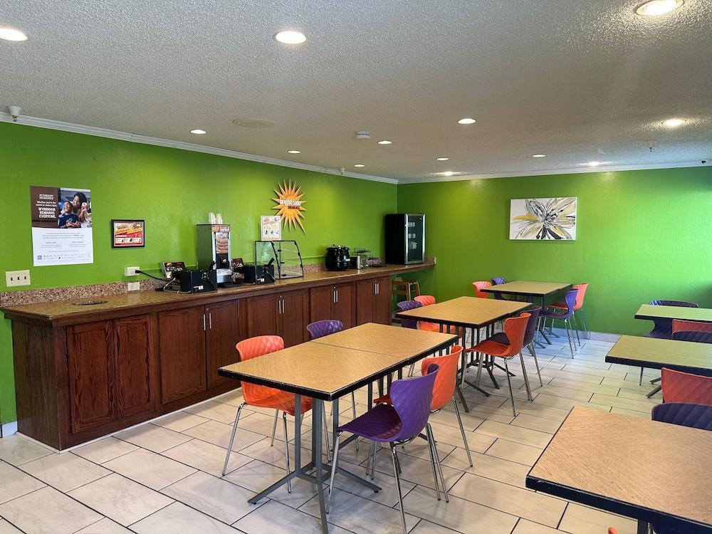 La Quinta Inn by Wyndham Omaha Southwest photo 16