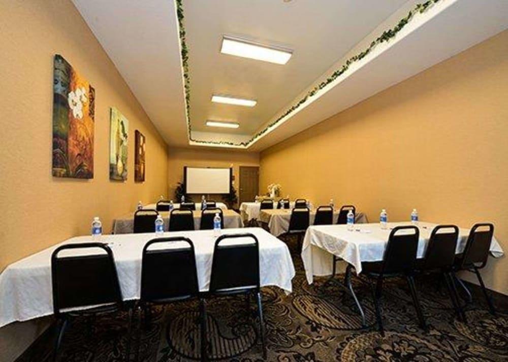 Comfort Suites Bay City East photo 23