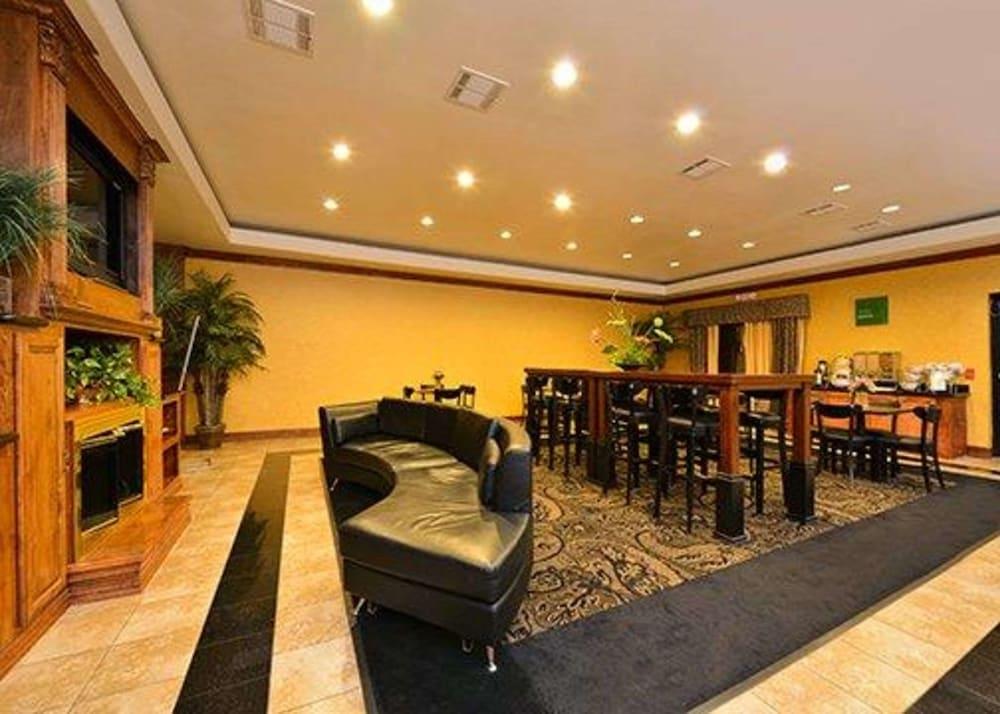 Comfort Suites Bay City East photo 18