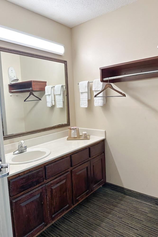 Bonita Lakes Inn by Capital O Meridian I20 photo 45
