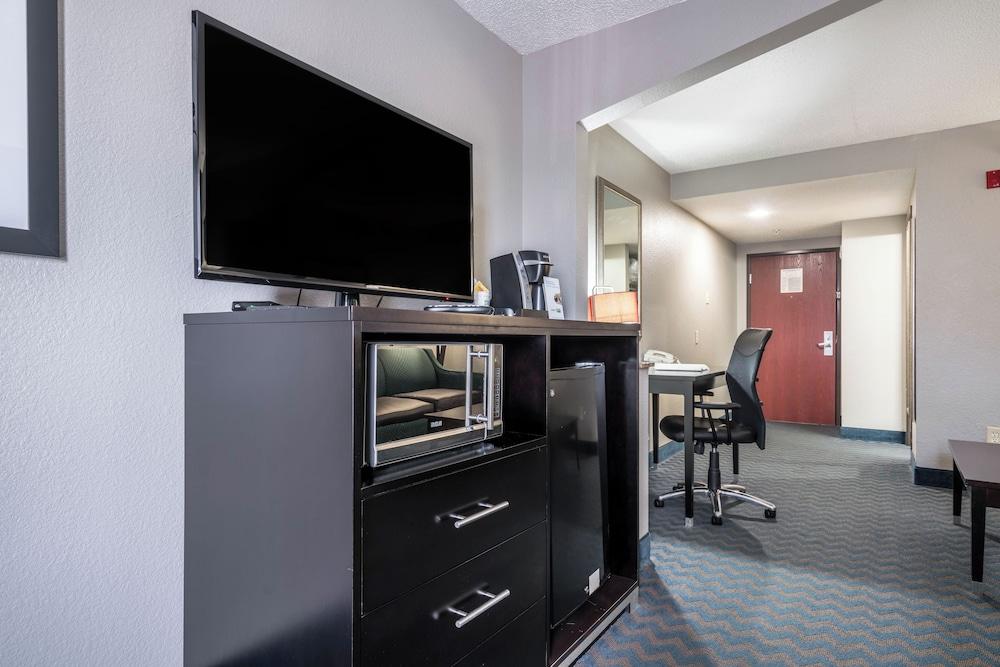 Holiday Inn Express & Suites Roanoke Rapids SE by IHG photo 29
