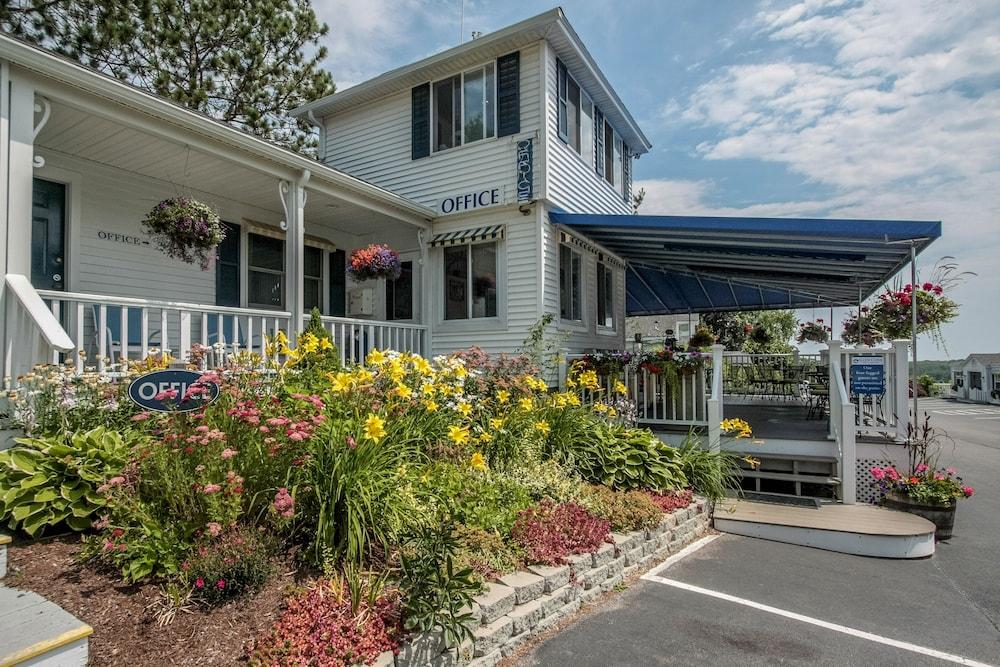 Glen Cove Inn & Suites photo 2