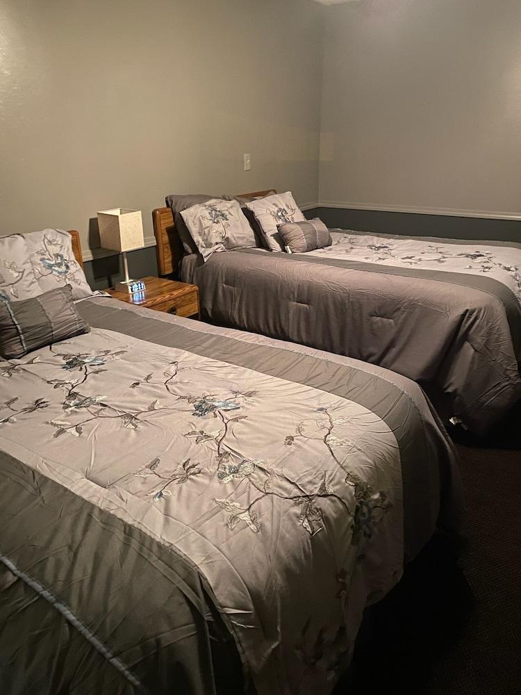 Blue Spruce Motel photo 10