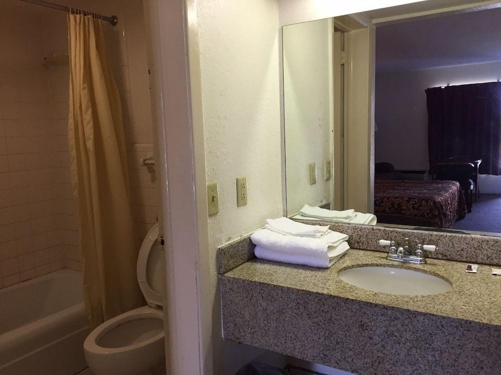 Ashburn Inn & RV Park photo 6