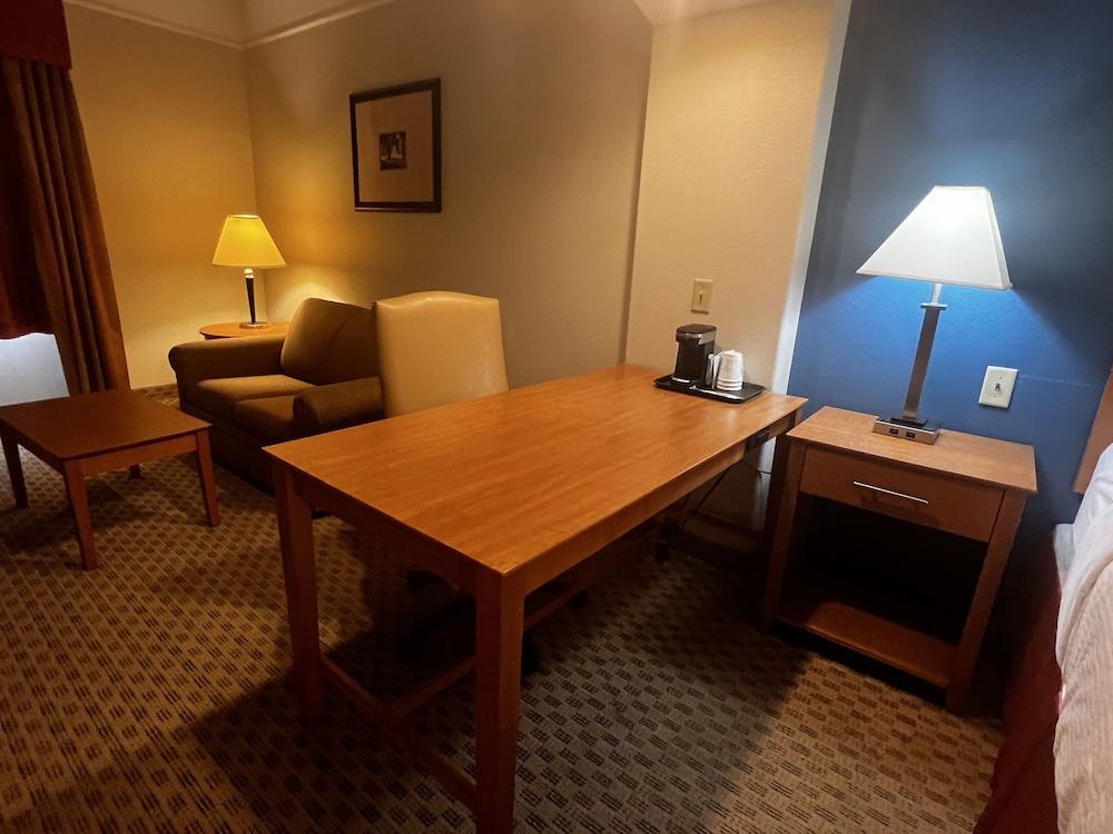 Baymont by Wyndham Brenham photo 20