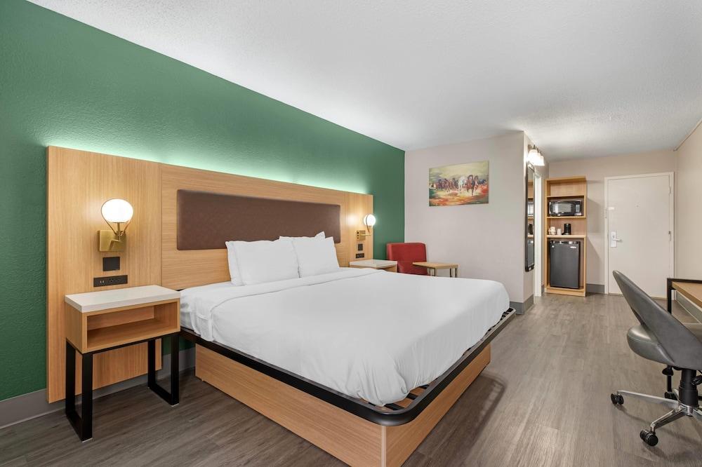 Baymont by Wyndham Richmond KY photo 40