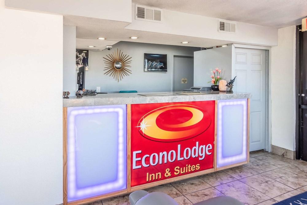 Econo Lodge Inn & Suites Macon North photo 11