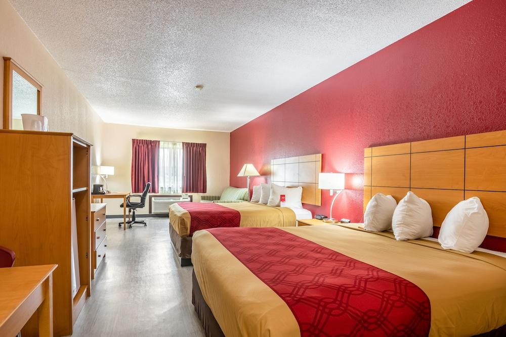 Econo Lodge Topeka at Wanamaker photo 7