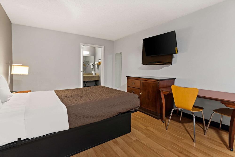 Rodeway Inn Brooklawn photo 18