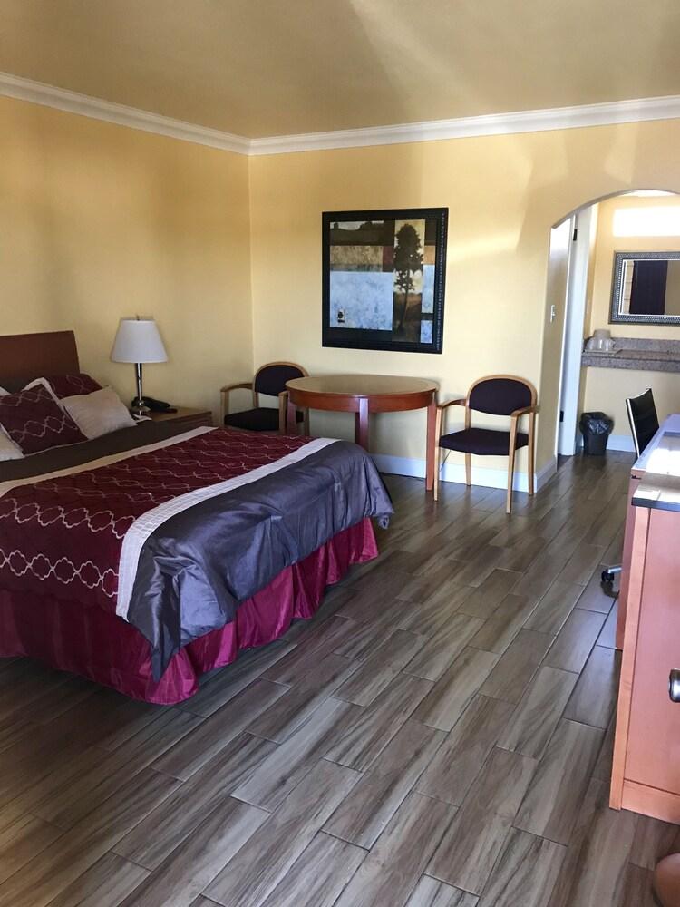 Town & Country Motel photo 19