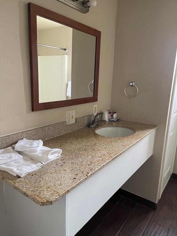 Morgan Inn And Suites photo 71