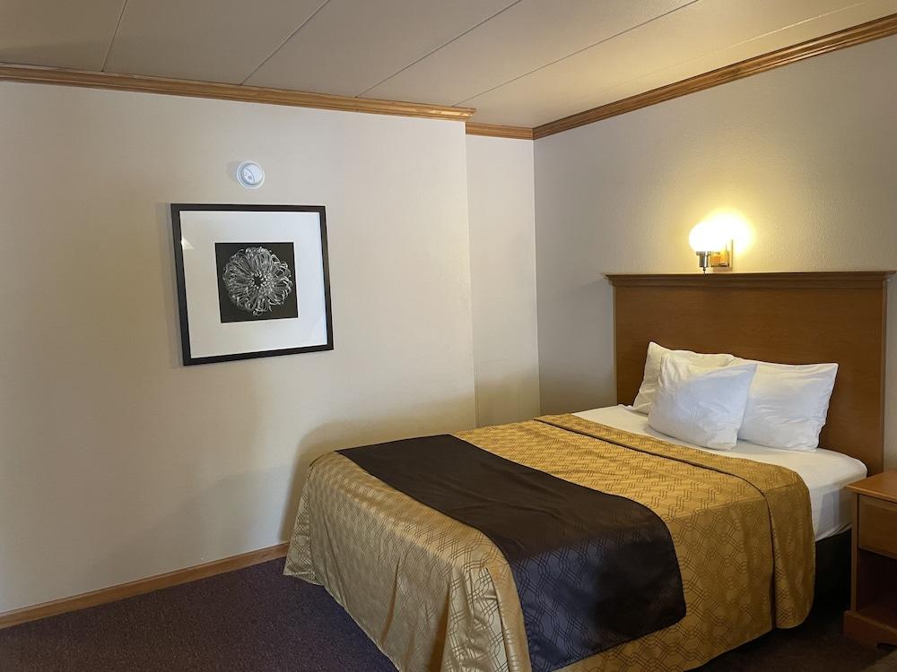Amber's Inn & Suites photo 32