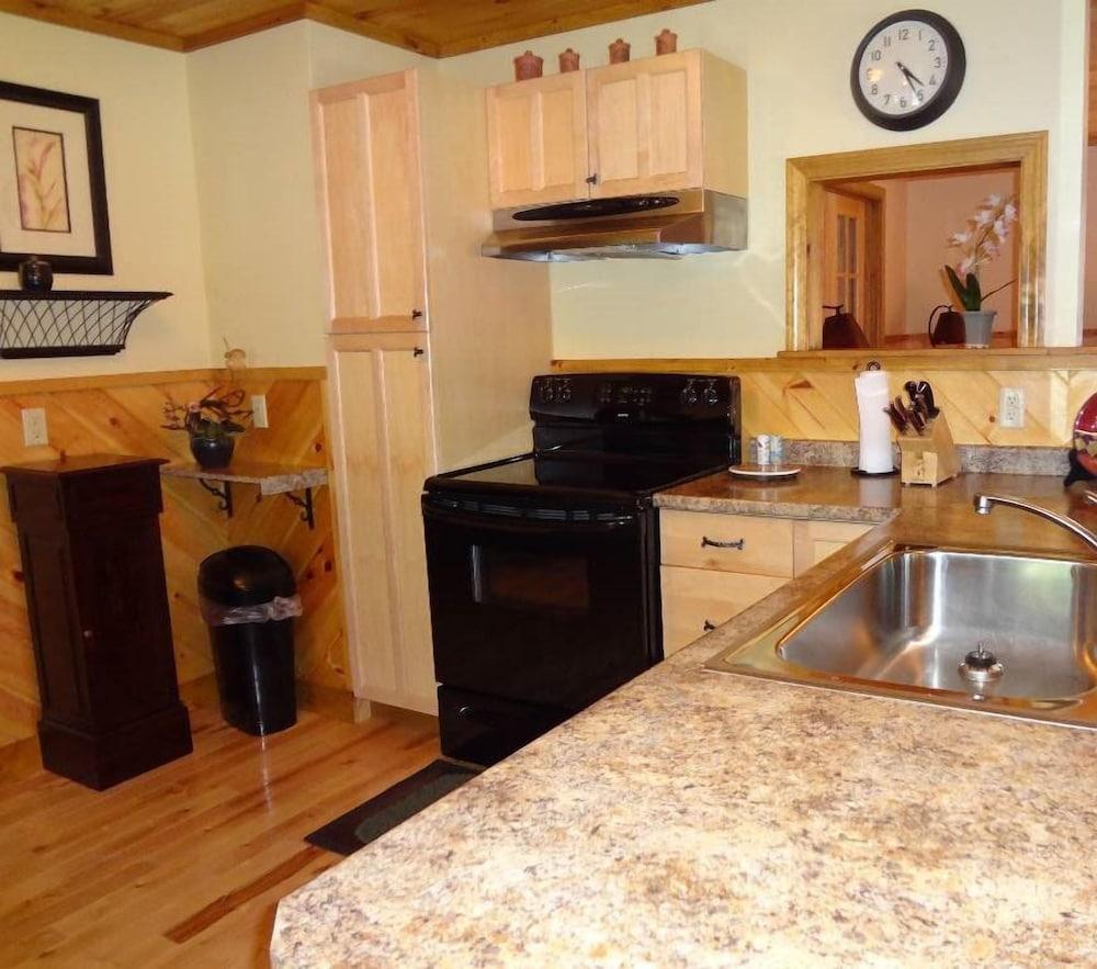 Hinckley's Dreamwood Cottages photo 43
