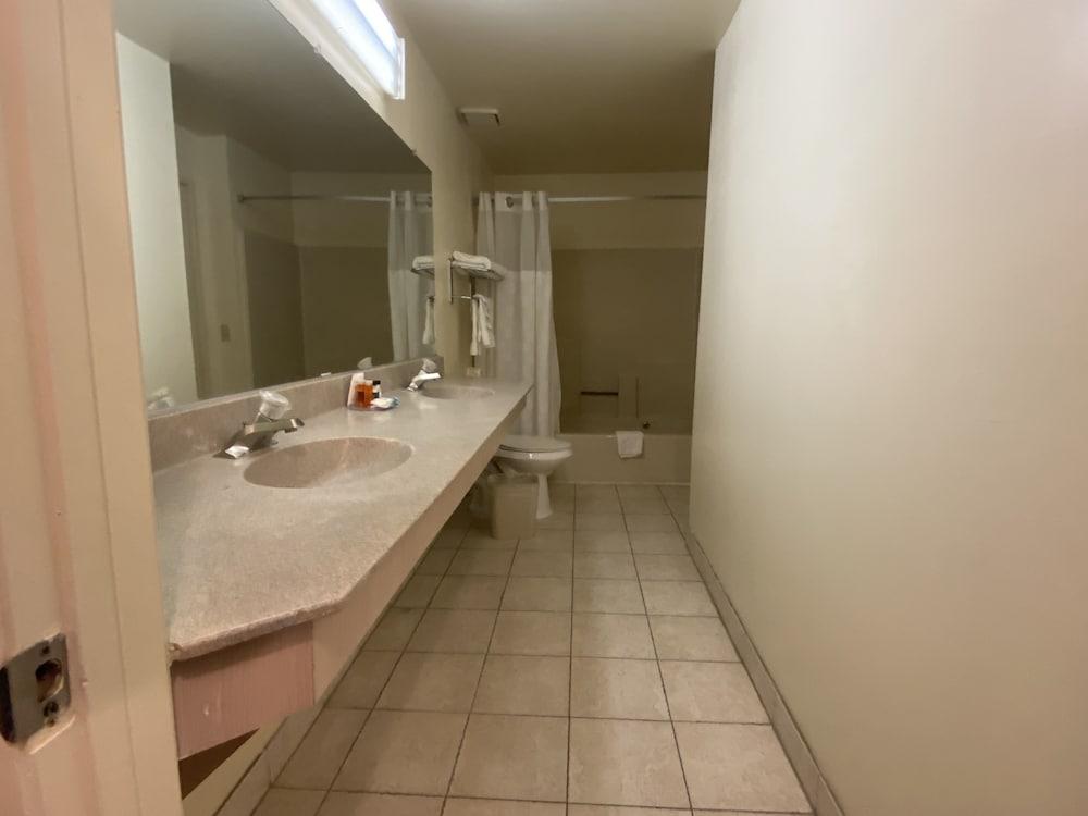 Ramada by Wyndham Los Angeles/Koreatown West photo 9