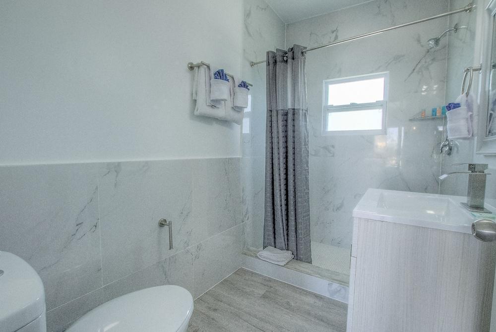 Daytona Shores Inn & Suites photo 32