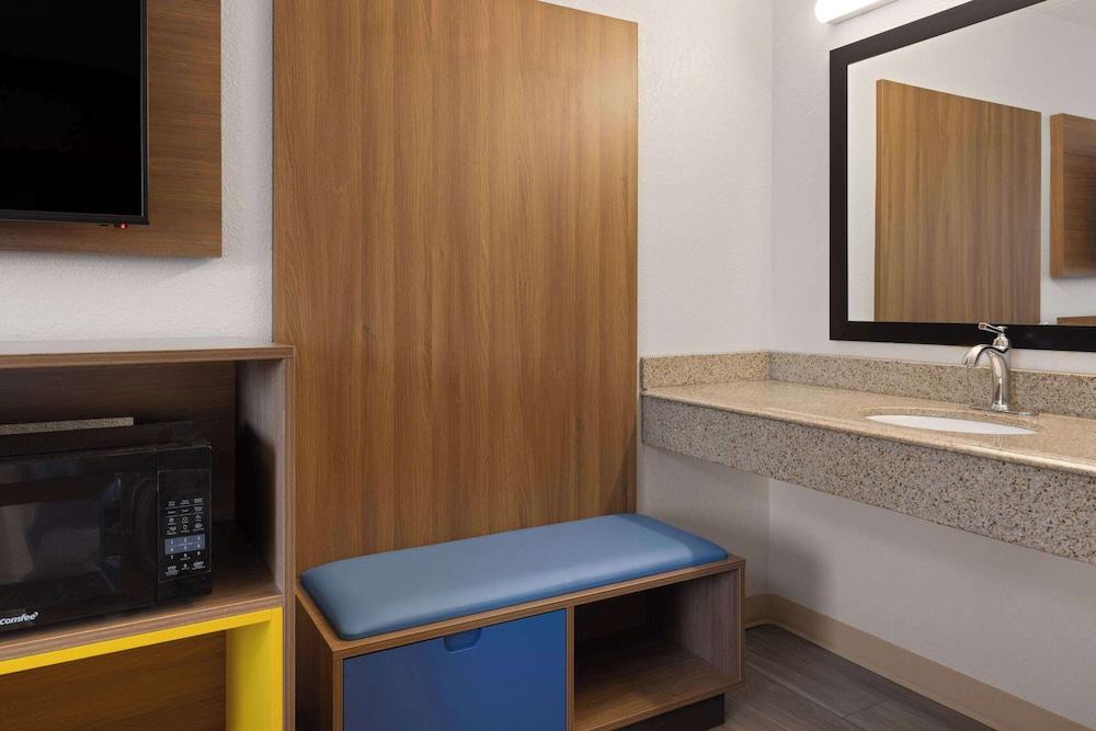 Days Inn & Suites by Wyndham Indianapolis Airport East photo 8