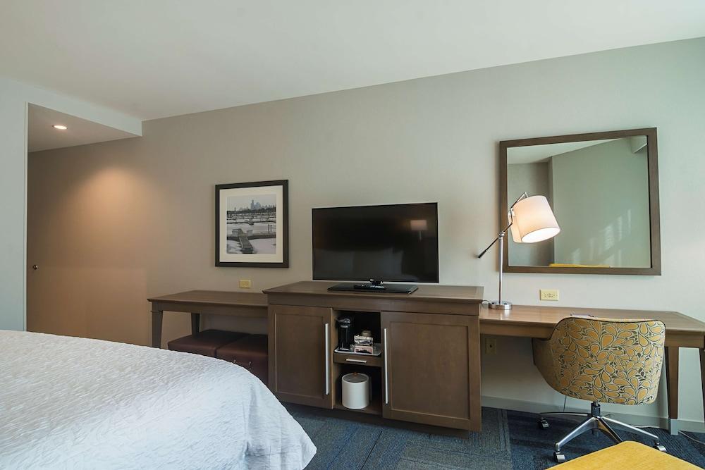 Hampton Inn Chicago North-Loyola Station photo 18