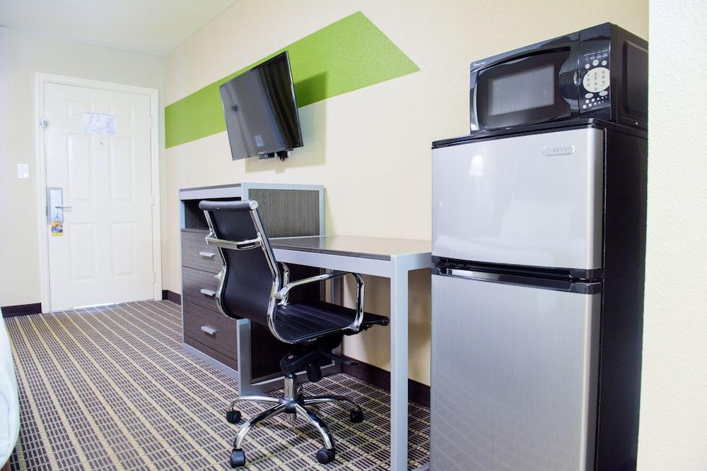 Days Inn & Suites by Wyndham Athens Alabama photo 31