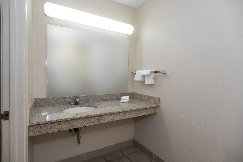 Quality Inn & Suites photo 21