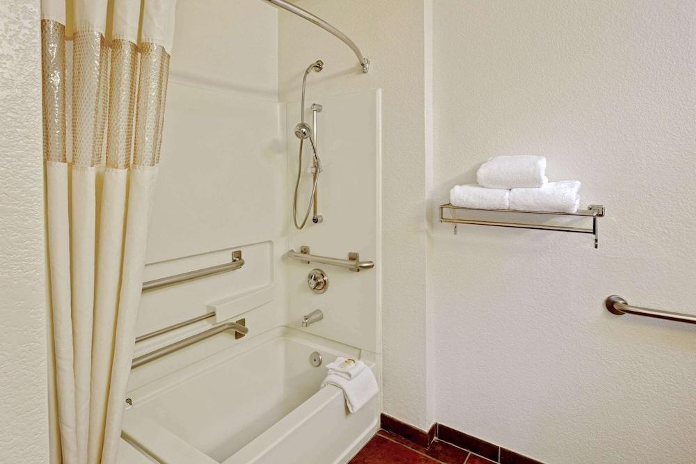 La Quinta Inn & Suites by Wyndham Las Vegas Red Rock photo 18