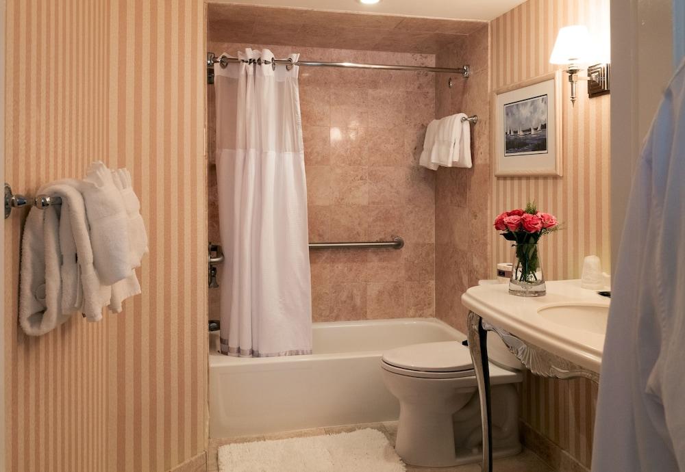 Chateau Inn and Suites photo 45
