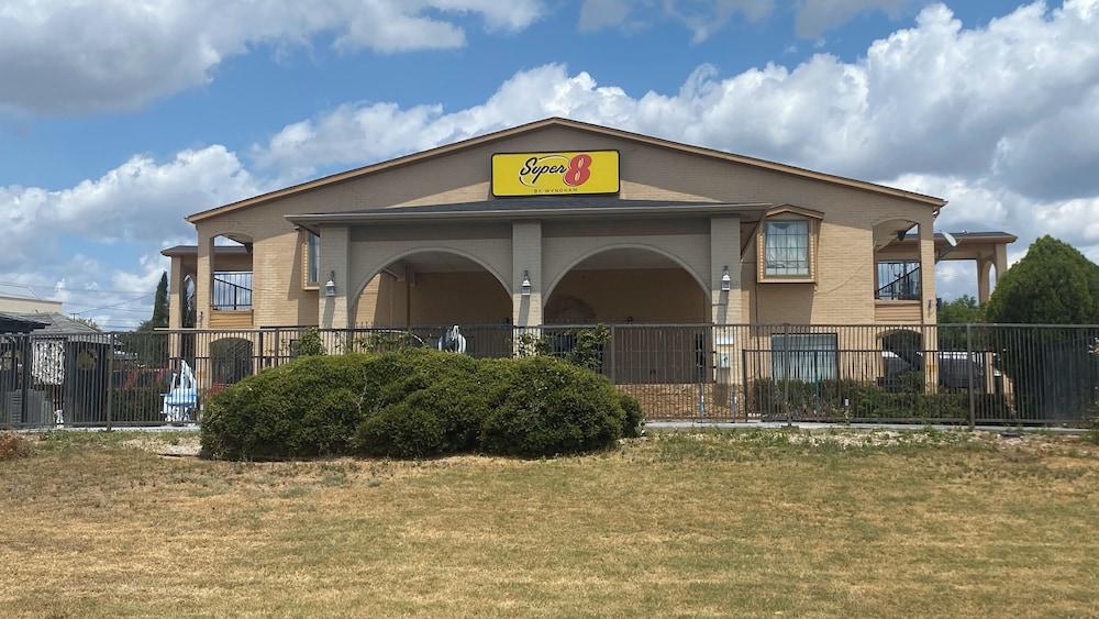 Super 8 by Wyndham Decatur Texas photo 12