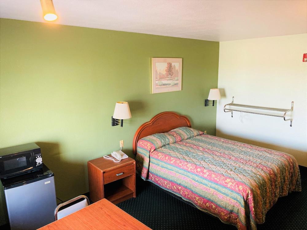 Pine Point Inn & Suites photo 10