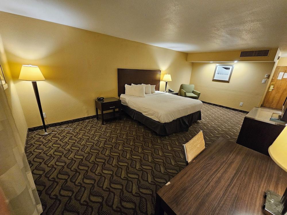 Clarion Inn & Suites Roswell photo 5