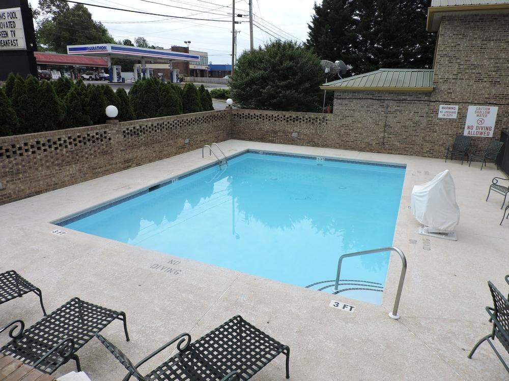 Days Inn by Wyndham Conover-Hickory photo 10