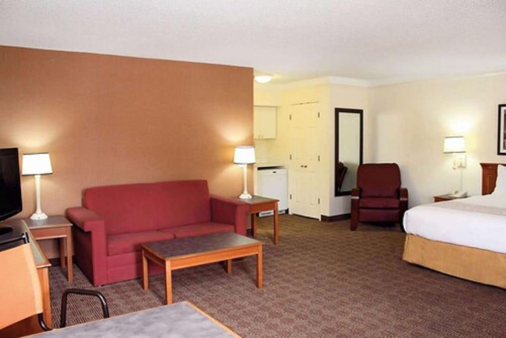 Econo Lodge photo 2