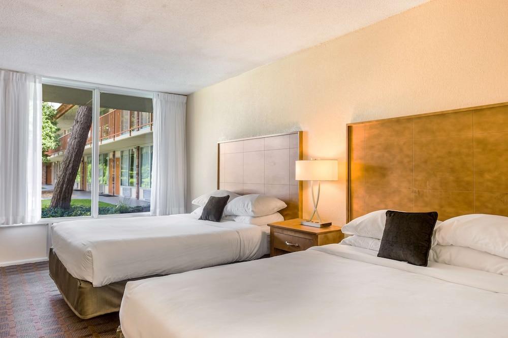 Red Lion Inn & Suites Branson photo 28