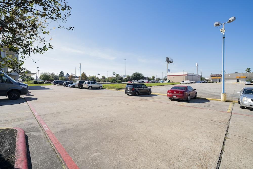 Americas Best Value Inn & Suites Humble photo 8