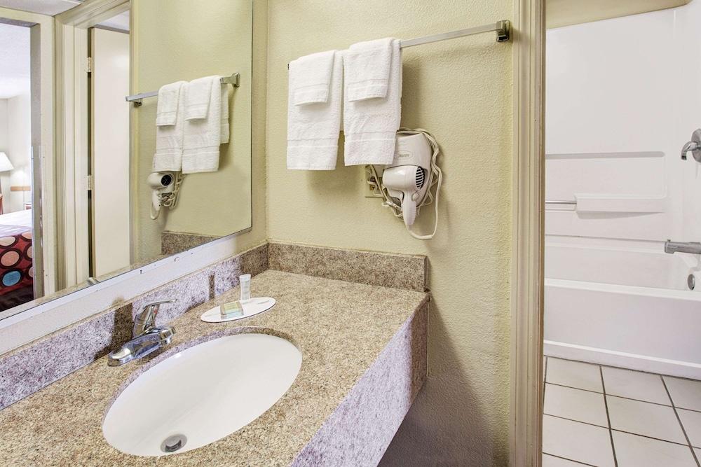 Super 8 by Wyndham Walterboro photo 17