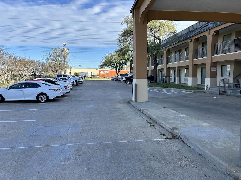 Rodeway Inn & Suites Highway 290 Northwest photo 16