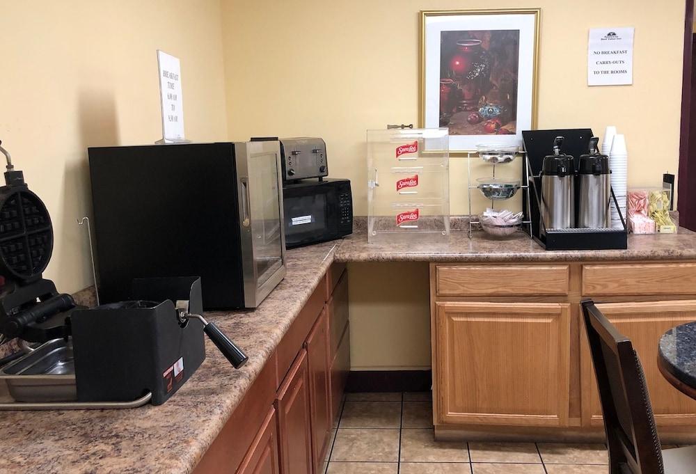 Econo Lodge Inn & Suites Warsaw photo 11