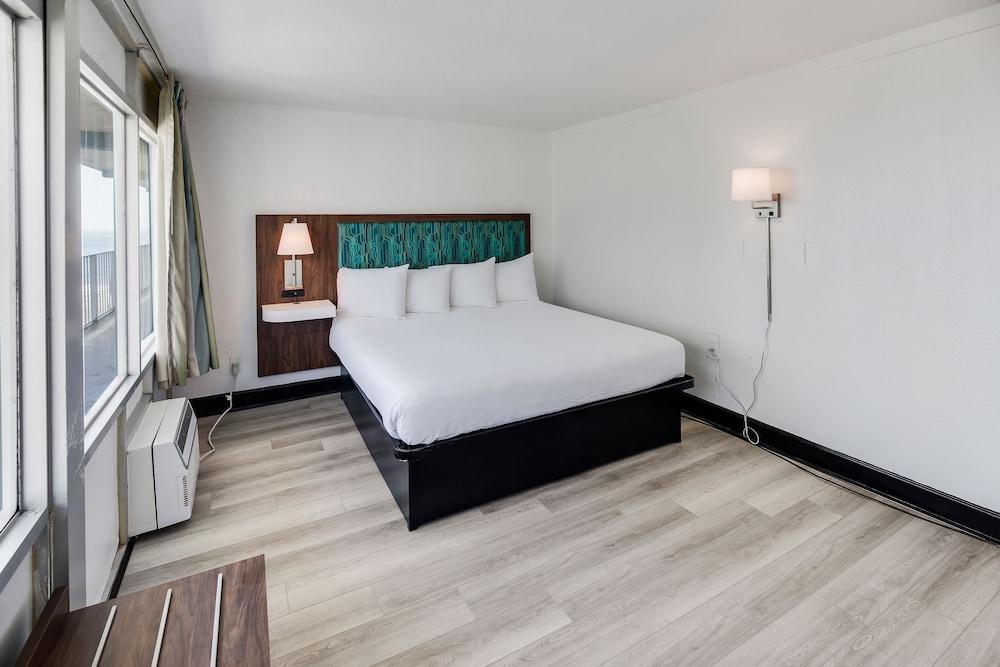 Blu Atlantic Oceanfront Hotel & Suites photo 29