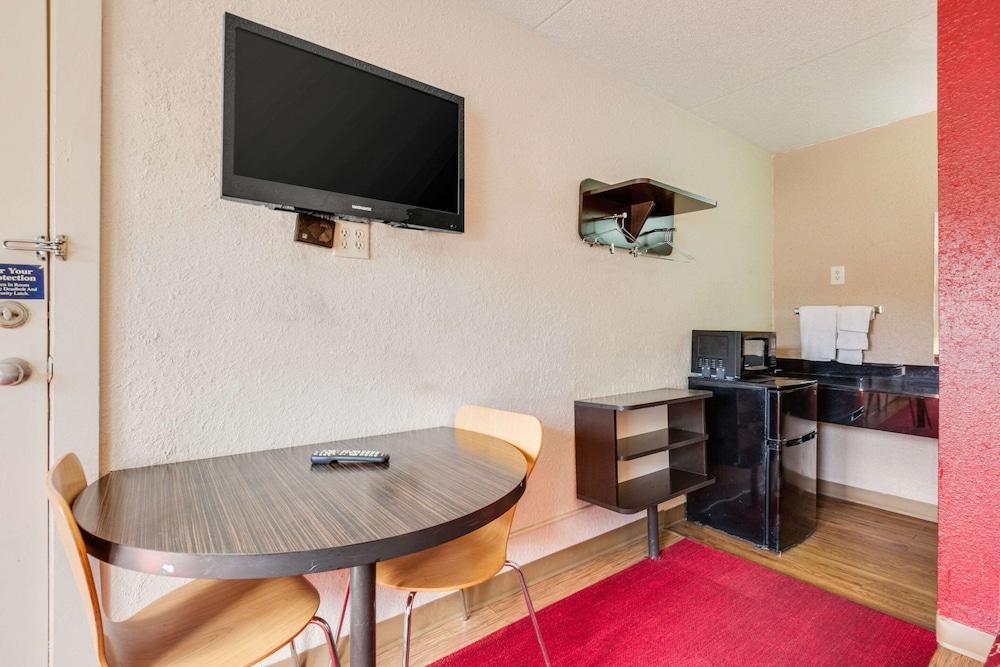 Econo Lodge Inn & Suites photo 25