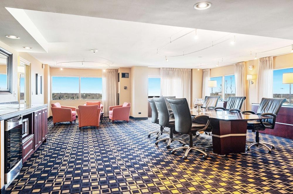 Hilton Chicago/Oak Brook Suites photo 14